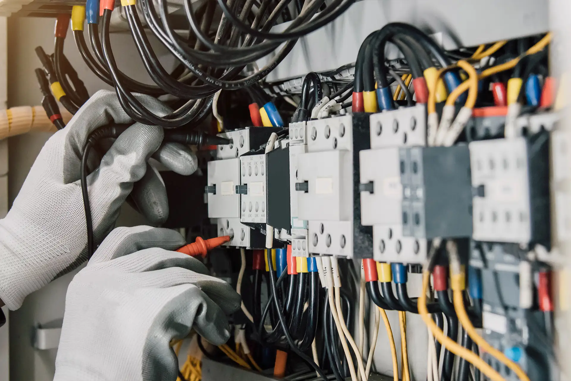 Teilansicht eines Geschäftsmannes, der einen Router an seinem Schreibtisch anschließt